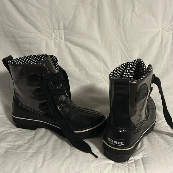Sorel Shoes - Women’s SOREL Waterproof ankle boots. Size 6